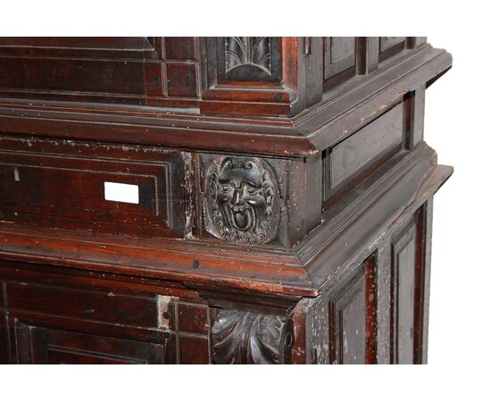Maestosa credenza italiana del 1500 Rinascimento in legno di noce con Bambocci
