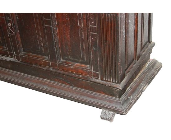 Maestosa credenza italiana del 1500 Rinascimento in legno di noce con Bambocci