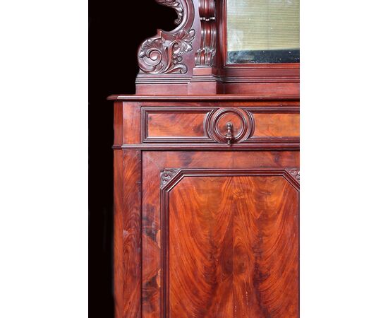 Piattaia belga del 1800 stile Luigi Filippo in mogano e piuma di mogano con intagli