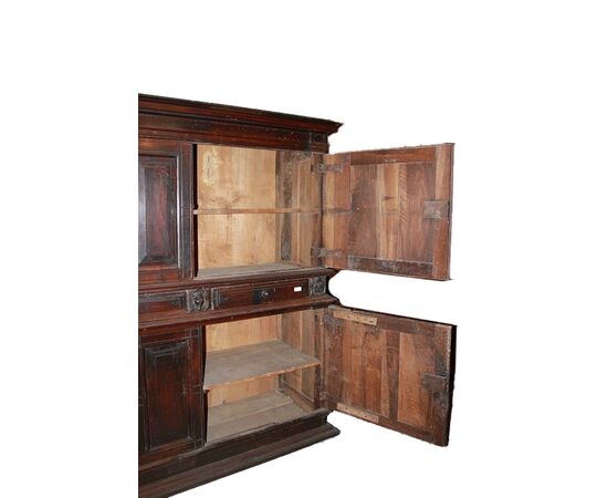 Maestosa credenza italiana del 1500 Rinascimento in legno di noce con Bambocci