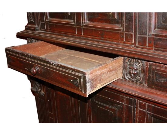 Maestosa credenza italiana del 1500 Rinascimento in legno di noce con Bambocci