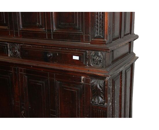 Maestosa credenza italiana del 1500 Rinascimento in legno di noce con Bambocci