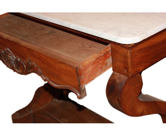 Consolle francese stile Luigi Filippo in legno di noce con piano in marmo cassetto e motivi di intaglio