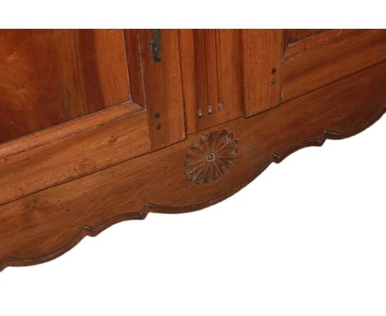 Credenza 2 porte francese in legno di noce stile Provenzale con motivo di intaglio XIX secolo