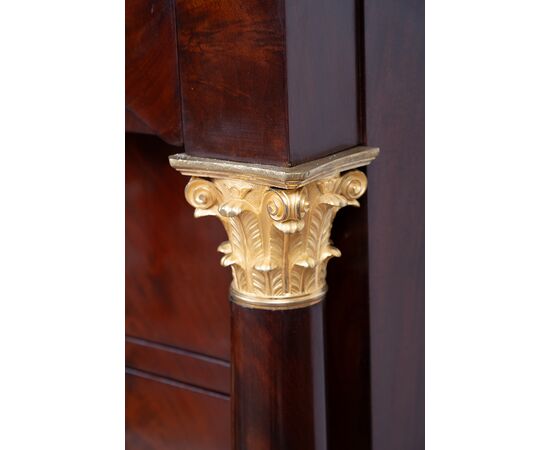 Cassettone antico Impero Francese in piuma di mogano con piano in marmo grigio bardiglio. Periodo inizio XIX secolo.
