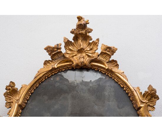 Specchiera antica Luigi XV Napoletana in legno dorato e intagliiato. Periodo XVIII secolo.