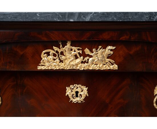 Cassettone antico Impero Francese in piuma di mogano con piano in marmo grigio bardiglio. Periodo inizio XIX secolo.