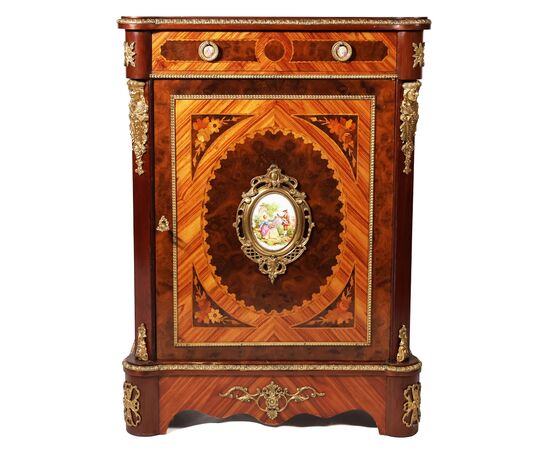 Credenza in legno in palissandro, intarsi in varie essenze, placche in porcellana e finiture in bronzo dorato, Francia, fine XIX secolo