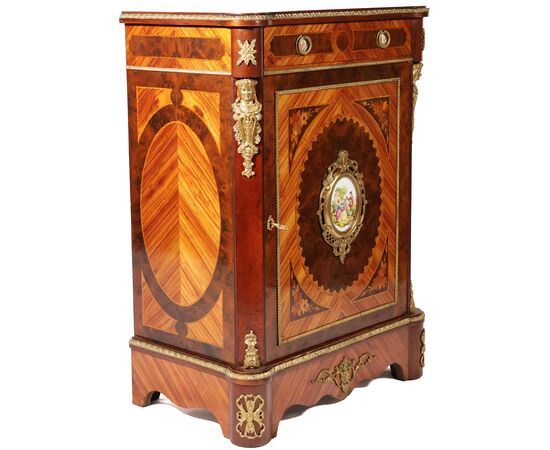Credenza in legno in palissandro, intarsi in varie essenze, placche in porcellana e finiture in bronzo dorato, Francia, fine XIX secolo