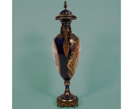 French vase in the style of Sèvres, gilt bronze mount. Paintings signed Poitevin. Late 19th century