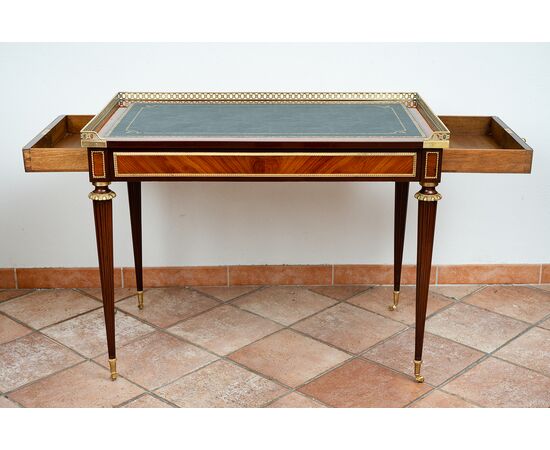 Scrittoio antico Napoleone III Francese in legni esotici pregiati con innesti di elementi in bronzo dorato. Periodo XIX secolo.