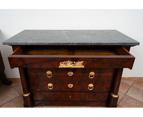 Cassettone antico Impero Francese in piuma di mogano con piano in marmo grigio bardiglio. Periodo inizio XIX secolo.