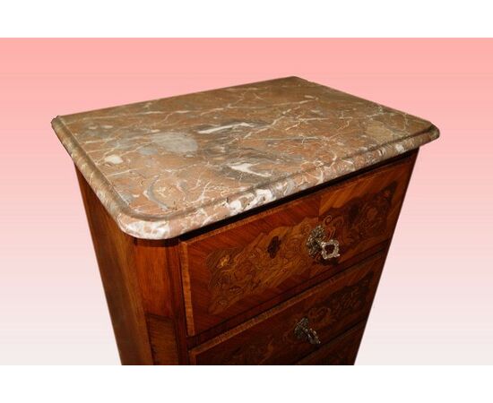 Piccolo settimino a 5 cassetti Francese stile Transizione del 1800 intarsiato con marmo e bronzi