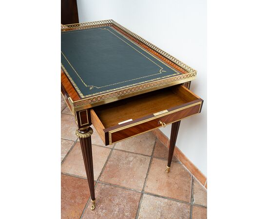 Scrittoio antico Napoleone III Francese in legni esotici pregiati con innesti di elementi in bronzo dorato. Periodo XIX secolo.