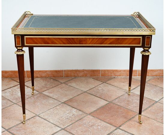 Scrittoio antico Napoleone III Francese in legni esotici pregiati con innesti di elementi in bronzo dorato. Periodo XIX secolo.