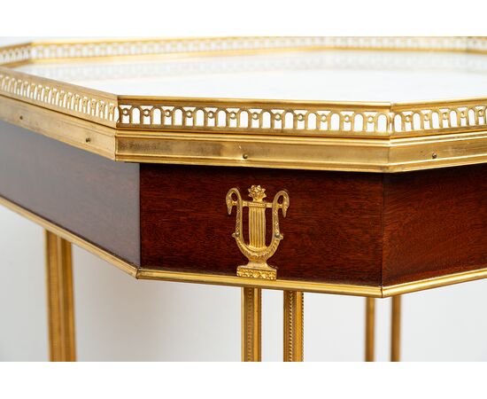 Tavolino antico ottagonale Napoleone III in mogano con innesti di elementi in bronzo dorato. Francia XIX secolo.