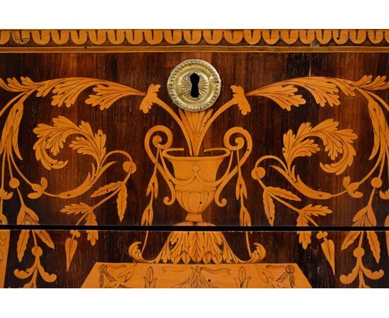 Cassettone neoclassico finemente intarsiato, Genova fine XVIII secolo