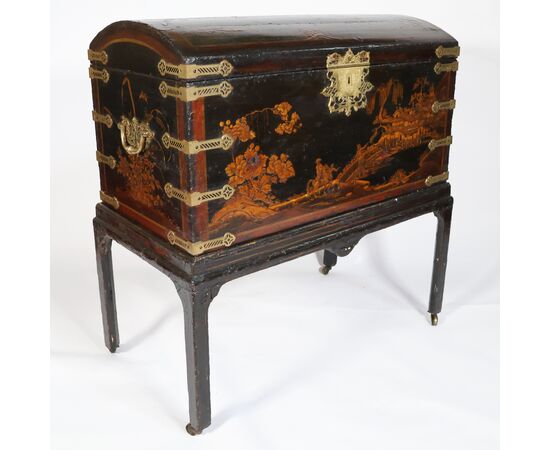 Baule in legno laccato, decorato a scene a chinoiseries, Inghilterra, XVIII-XIX secolo