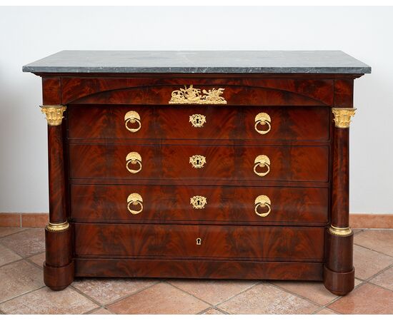 Cassettone antico Impero Francese in piuma di mogano con piano in marmo grigio bardiglio. Periodo inizio XIX secolo.