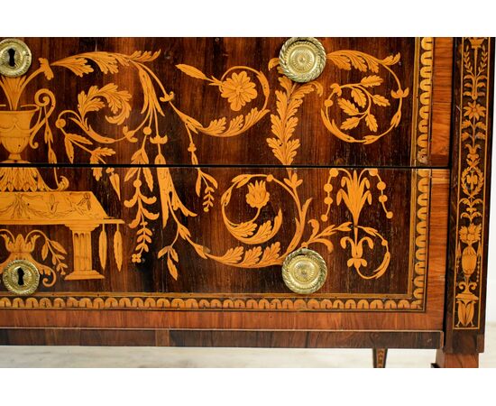 Cassettone neoclassico finemente intarsiato, Genova fine XVIII secolo