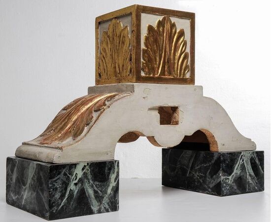 Tavolino con piano in marmo e scagliola su una coppia di basi antiche  - M/300