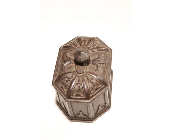 Antique cast iron tobacco box. - O/1988
