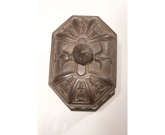 Antique cast iron tobacco box. - O/1988