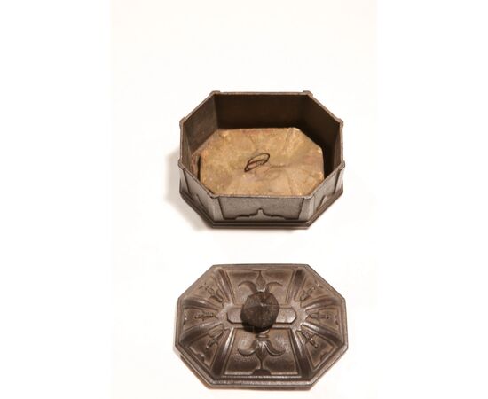 Antique cast iron tobacco box. - O/1988