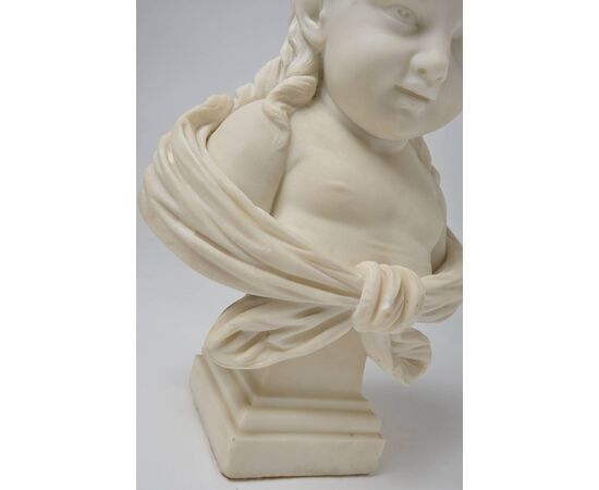 Statua bambina sorridente con fiori nei capelli, marmo bianco - O/7552