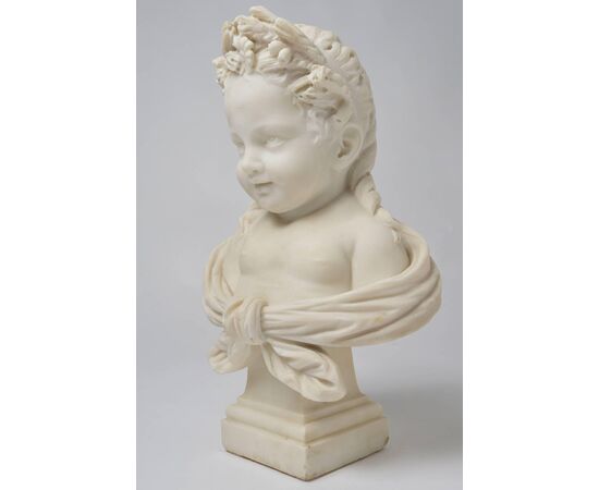 Statua bambina sorridente con fiori nei capelli, marmo bianco - O/7552