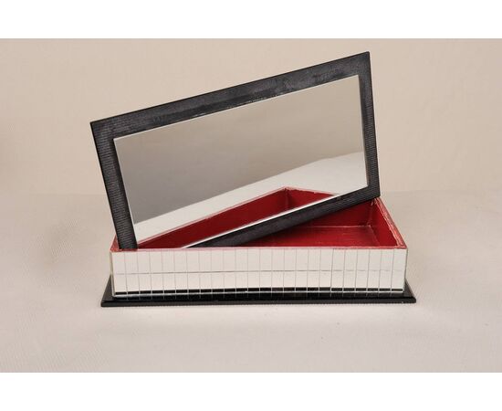 Elegant mirror and black Bakelite box - O/1607