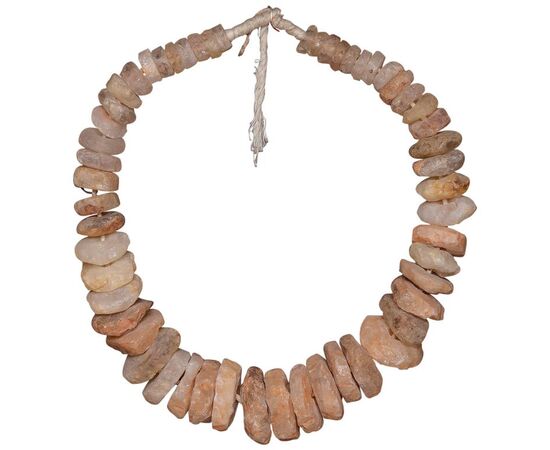 Antica collana in acquamarina grezza, montata su pannello in legno - O/4907 -