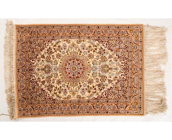 Small ISFAHAN carpet with silk warp - no. 1386