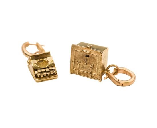 Pair of particular gold pendant earrings - G/410