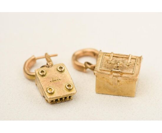 Pair of particular gold pendant earrings - G/410