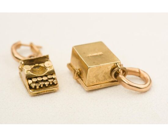 Pair of particular gold pendant earrings - G/410