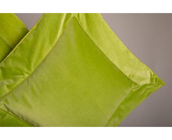Pair of apple green velvet cushions - B/1972 -
