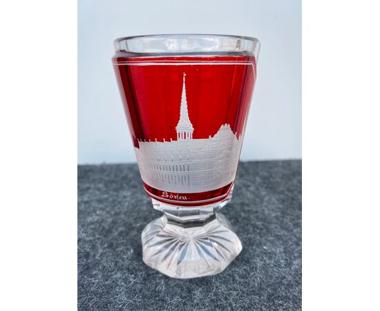 Bicchiere boemia in vetro incamiciato con decoro alla mola su medaglione raffigurante architetture.