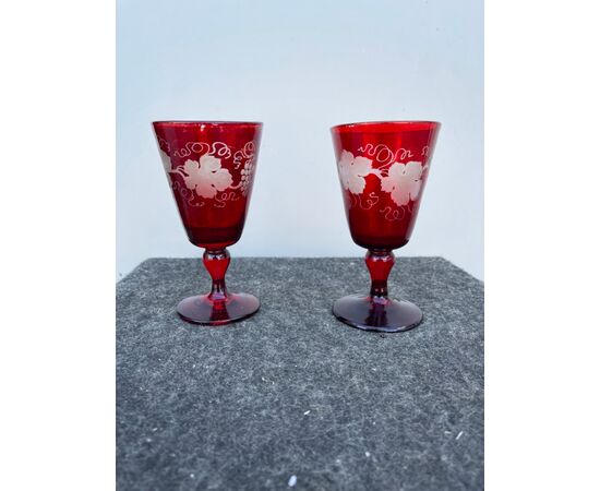 Coppia di bicchieri in vetro incamiciato,decorato alla mola con decoro a foglia di vite.Boemia