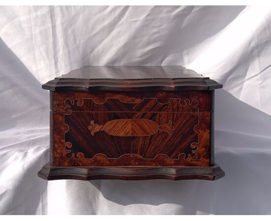Scatola in legno intagliato e lastronato. Italia, inizi XX secolo.