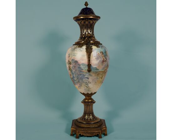 Grande vaso Francese nello stile di Sèvres, montatura in bronzo dorato. Dipinto firmato F. Bellanger. Fine XIX secolo