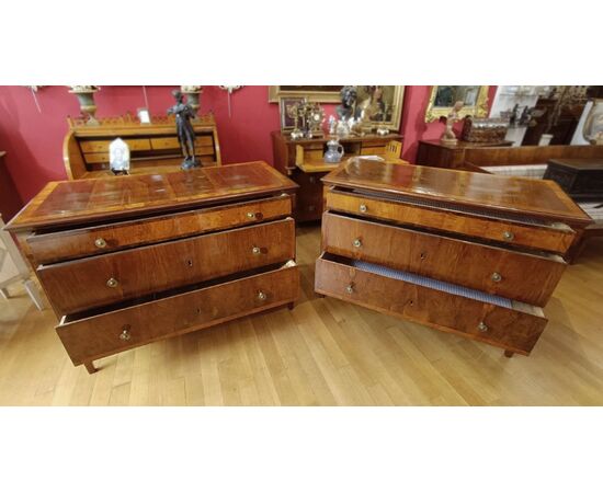 PAIR OF NEOCLASSICAL CHESTS OF DRAWERS, LATE 18TH CENTURY