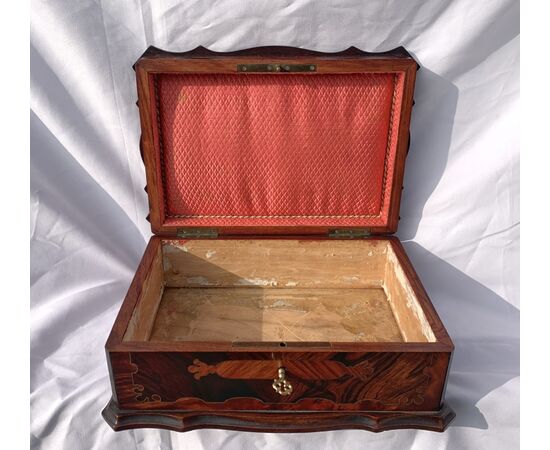 Carved and veneered wooden box. Italy, early 20th century.