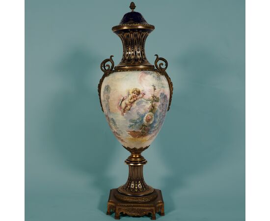 Grande vaso Francese nello stile di Sèvres, montatura in bronzo dorato. Dipinto firmato F. Bellanger. Fine XIX secolo