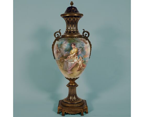 Grande vaso Francese nello stile di Sèvres, montatura in bronzo dorato. Dipinto firmato F. Bellanger. Fine XIX secolo