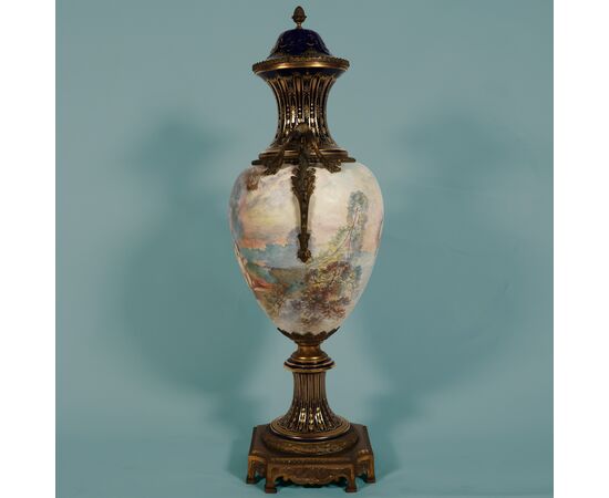 Grande vaso Francese nello stile di Sèvres, montatura in bronzo dorato. Dipinto firmato F. Bellanger. Fine XIX secolo