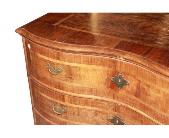 Wonderful 18th-century Marie Antoinette style walnut chest of drawers