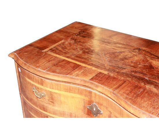 Wonderful 18th-century Marie Antoinette style walnut chest of drawers