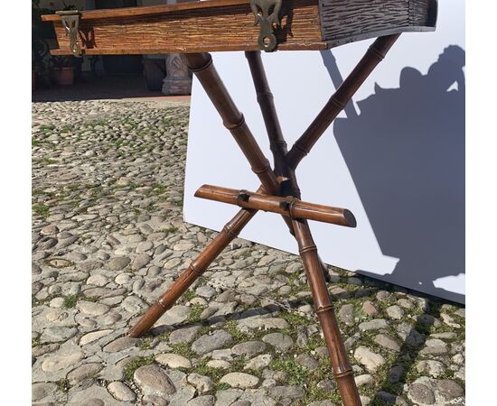 Tavolino scrittoio in legno finemente intagliato - Bottega di Valentino Panciera Besarel. Venezia, XIX secolo.