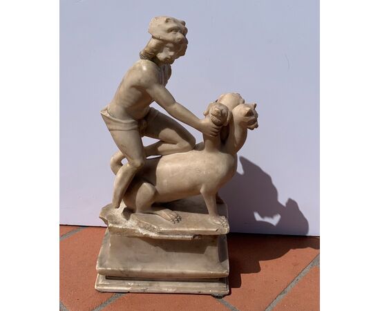 Scultura in alabastro - Ercole e Cerbero. Roma, XVII secolo.